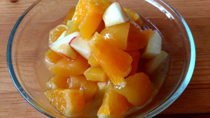 ovocný salát z jablek, pomerančů a kompotu