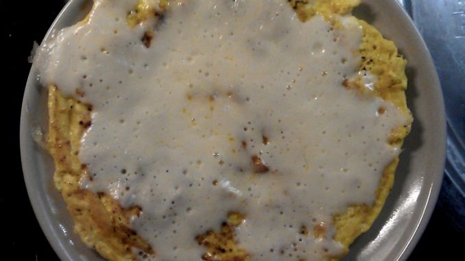 vaječná omeleta se šunkou a sýrem
