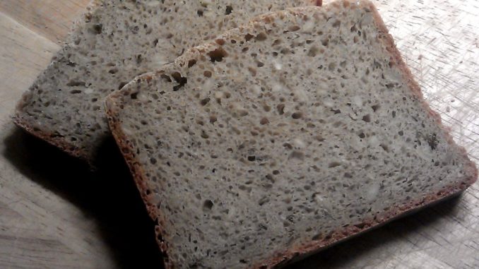domácí chléb z žitného kvásku