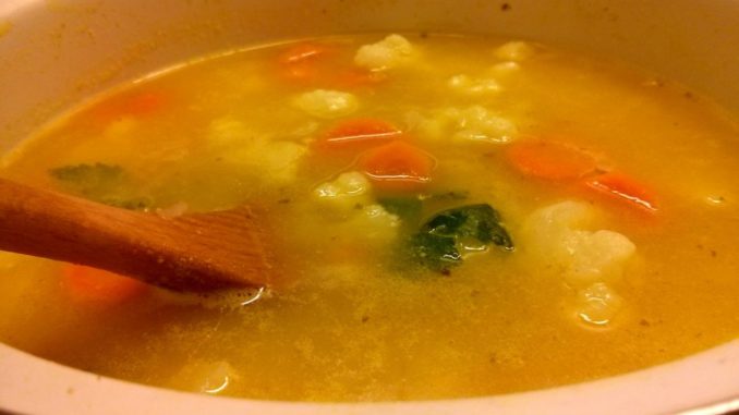 květáková polévka s mrkví a bramborem