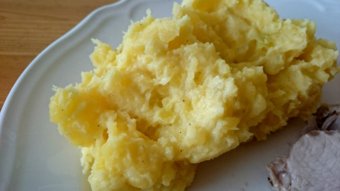 šťouchané brambory s cibulkou